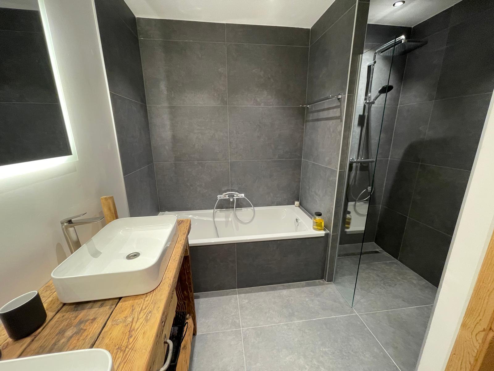 Double vasque de la salle de bain du chalet